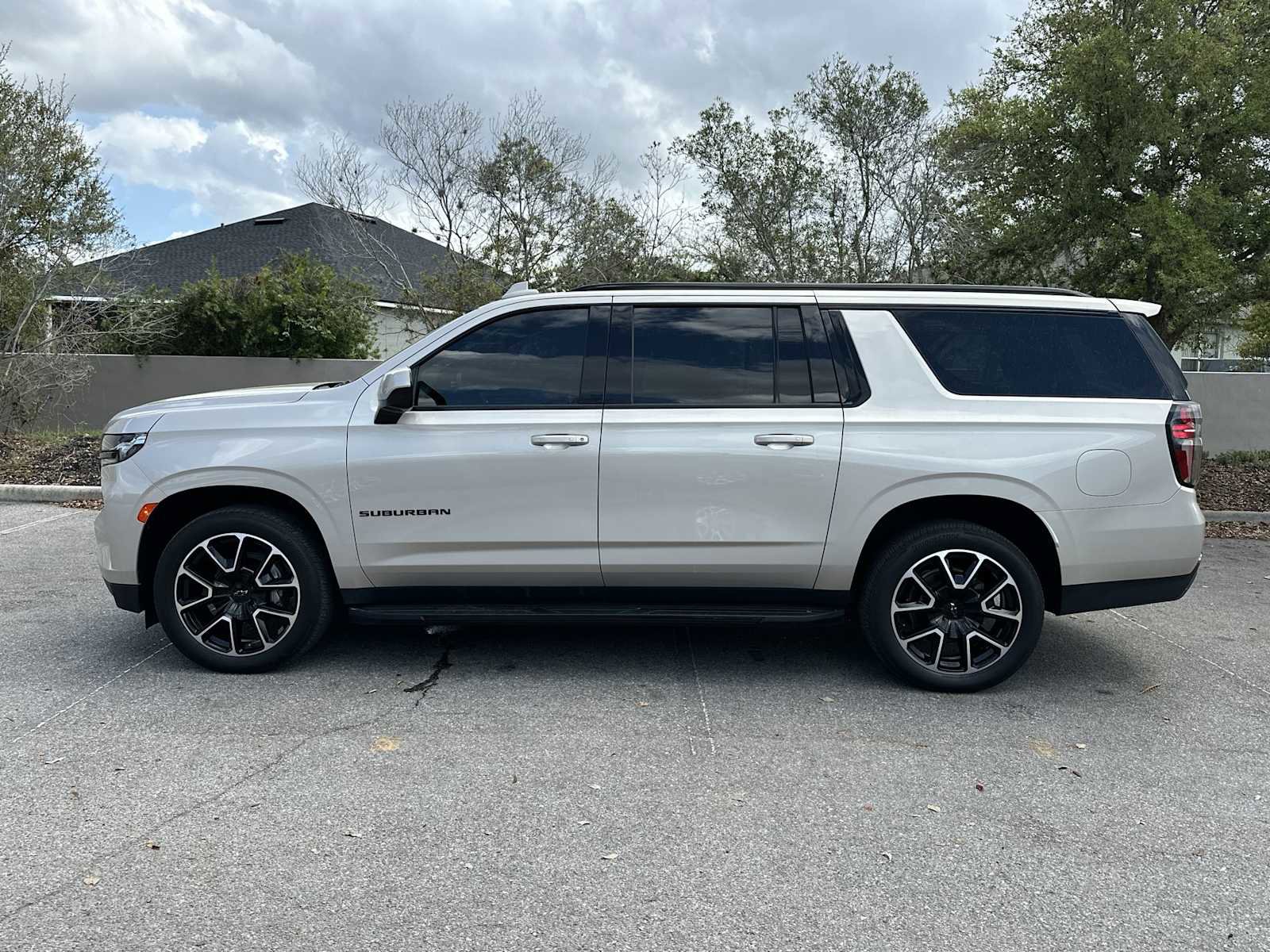 Used 2023 Chevrolet Suburban RST AWD/4WD image 3