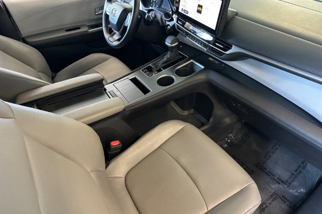 Certified 2026 Toyota Sienna XLE FWD image 21