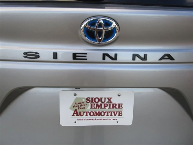 Used 2023 Toyota Sienna XLE AWD/4WD image 39