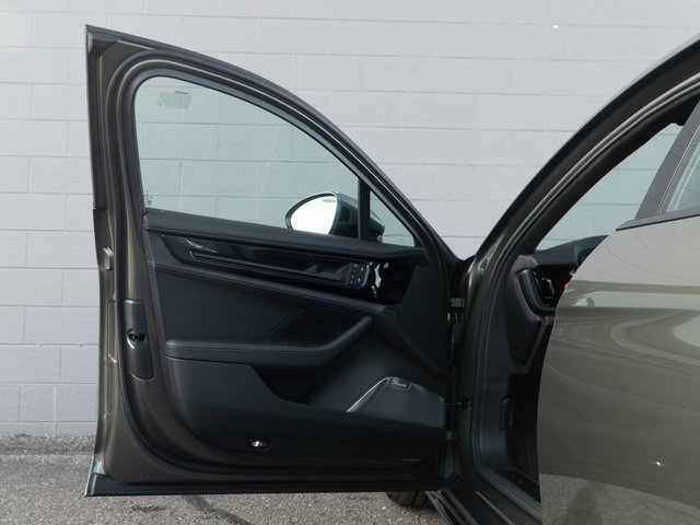 Certified 2025 Porsche Panamera GTS image 15