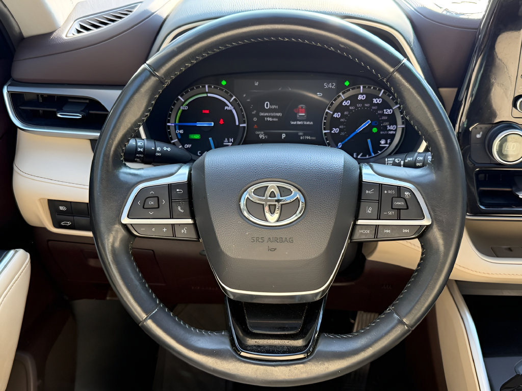 Used 2021 Toyota Highlander XLE AWD/4WD image 11
