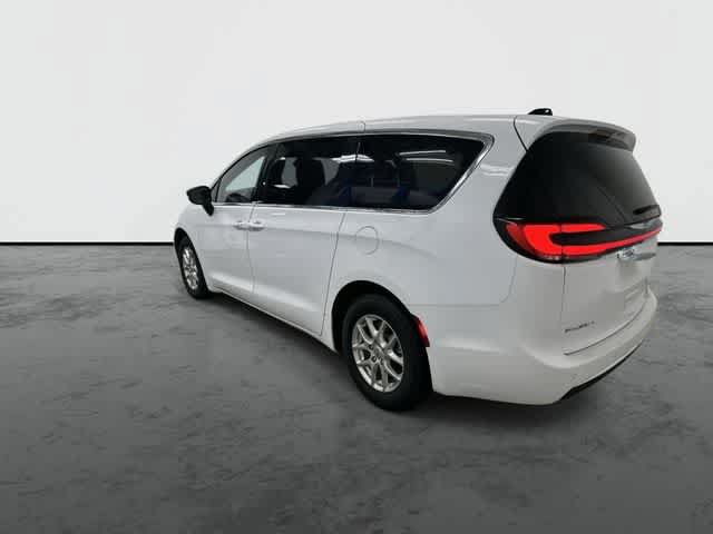 Used 2025 Chrysler Pacifica Select FWD image 9
