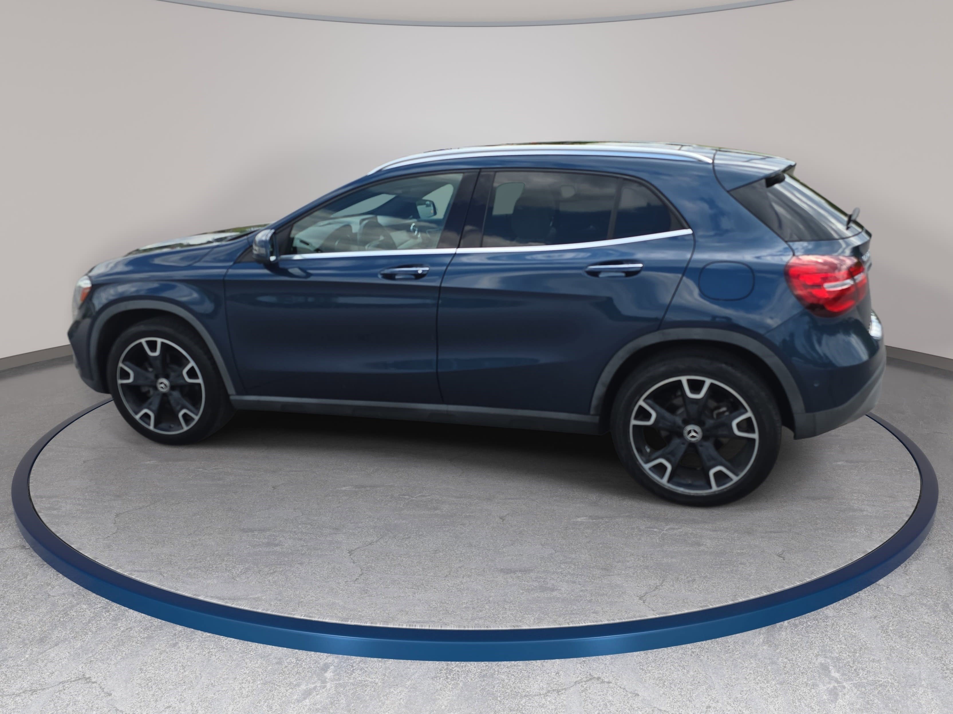 Used 2020 Mercedes-Benz GLA 250 4MATIC w/ Premium Package image 8