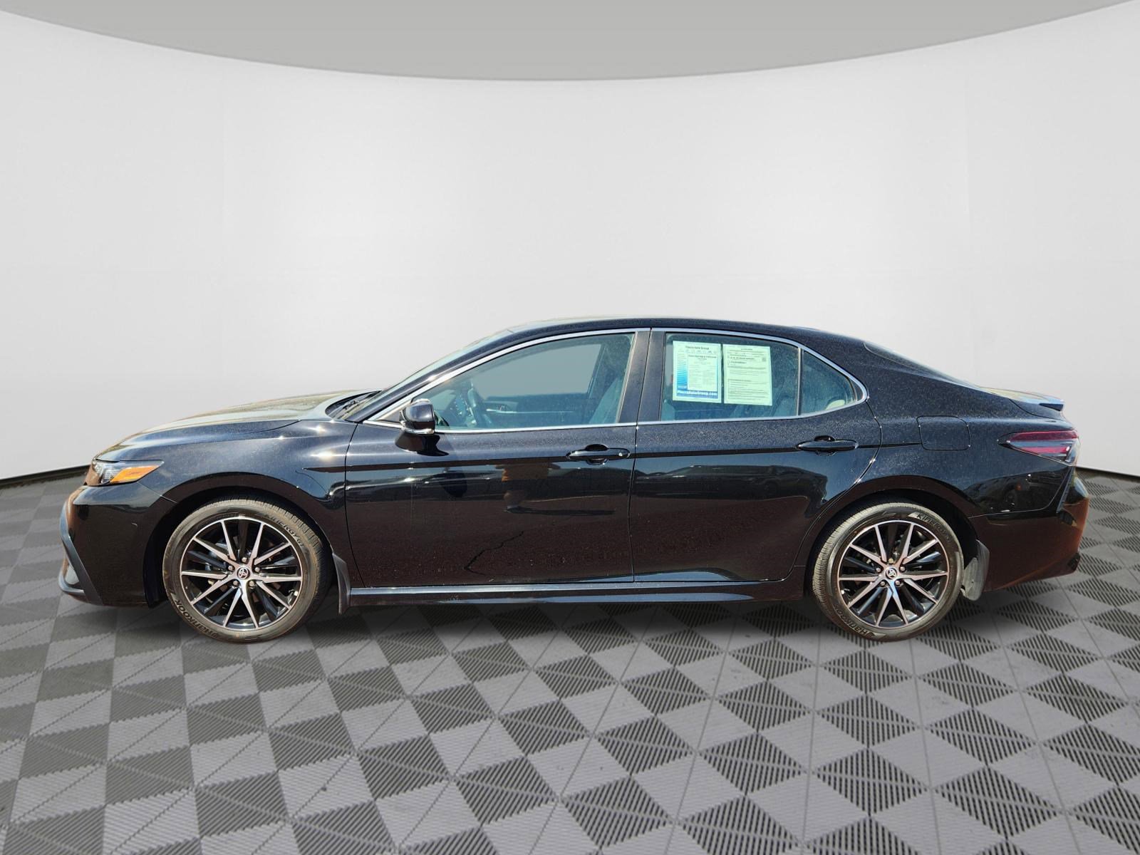 Used 2023 Toyota Camry SE image 5