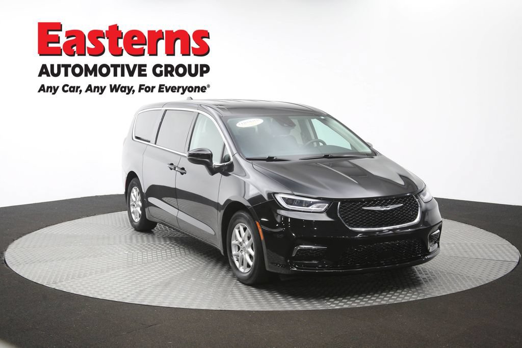 Used 2023 Chrysler Pacifica Touring-L FWD image 52