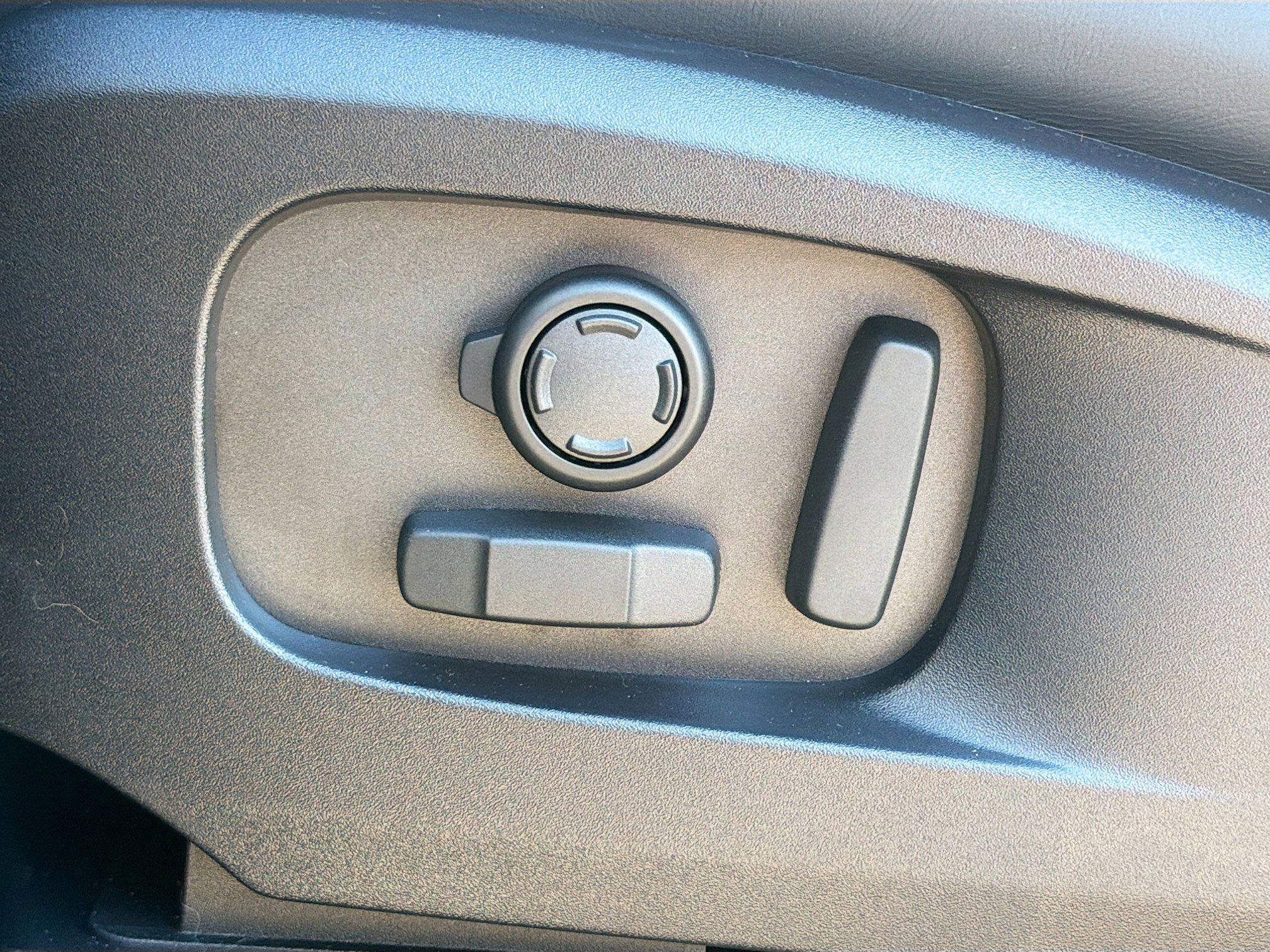 New 2026 Land Rover Defender 110 X-Dynamic SE image 24