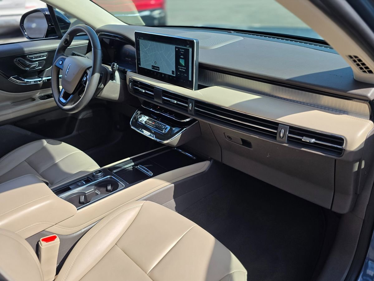 Used 2023 Lincoln Corsair FWD w/ Rear Removable Package Tray image 9