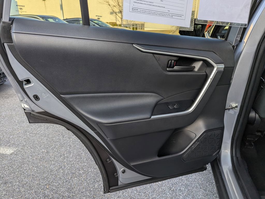 Used 2021 Toyota RAV4 LE AWD/4WD image 41