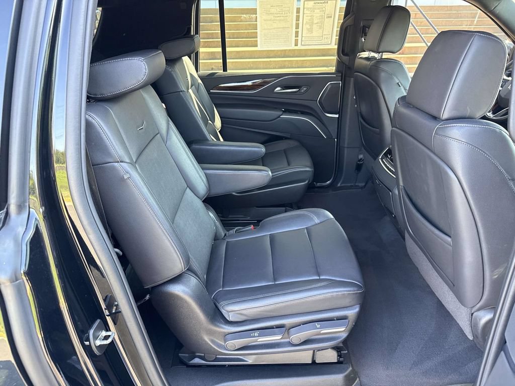 Used 2024 Cadillac Escalade ESV Luxury RWD image 11