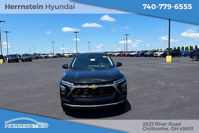 Used 2025 Chevrolet Trax LT FWD image 2
