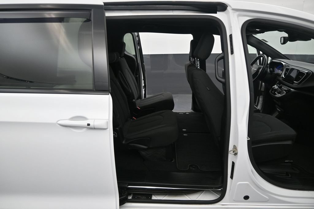 Used 2019 Chrysler Pacifica Touring Plus w/ Advanced Safetytec Group FWD image 34