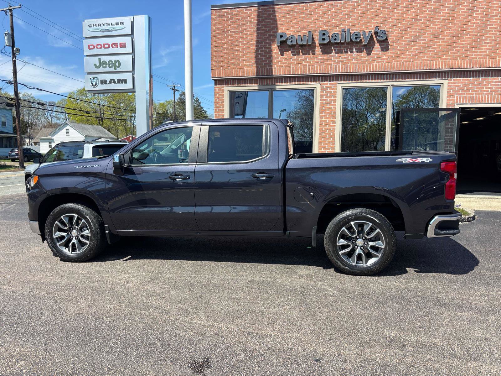 Used 2024 Chevrolet Silverado 1500 LT image 3