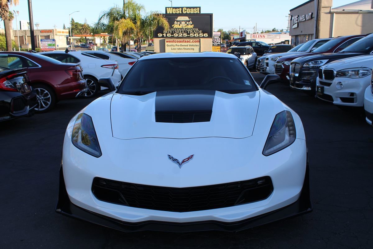 Used 2018 Chevrolet Corvette Stingray Coupe w/ 1LT RWD image 3