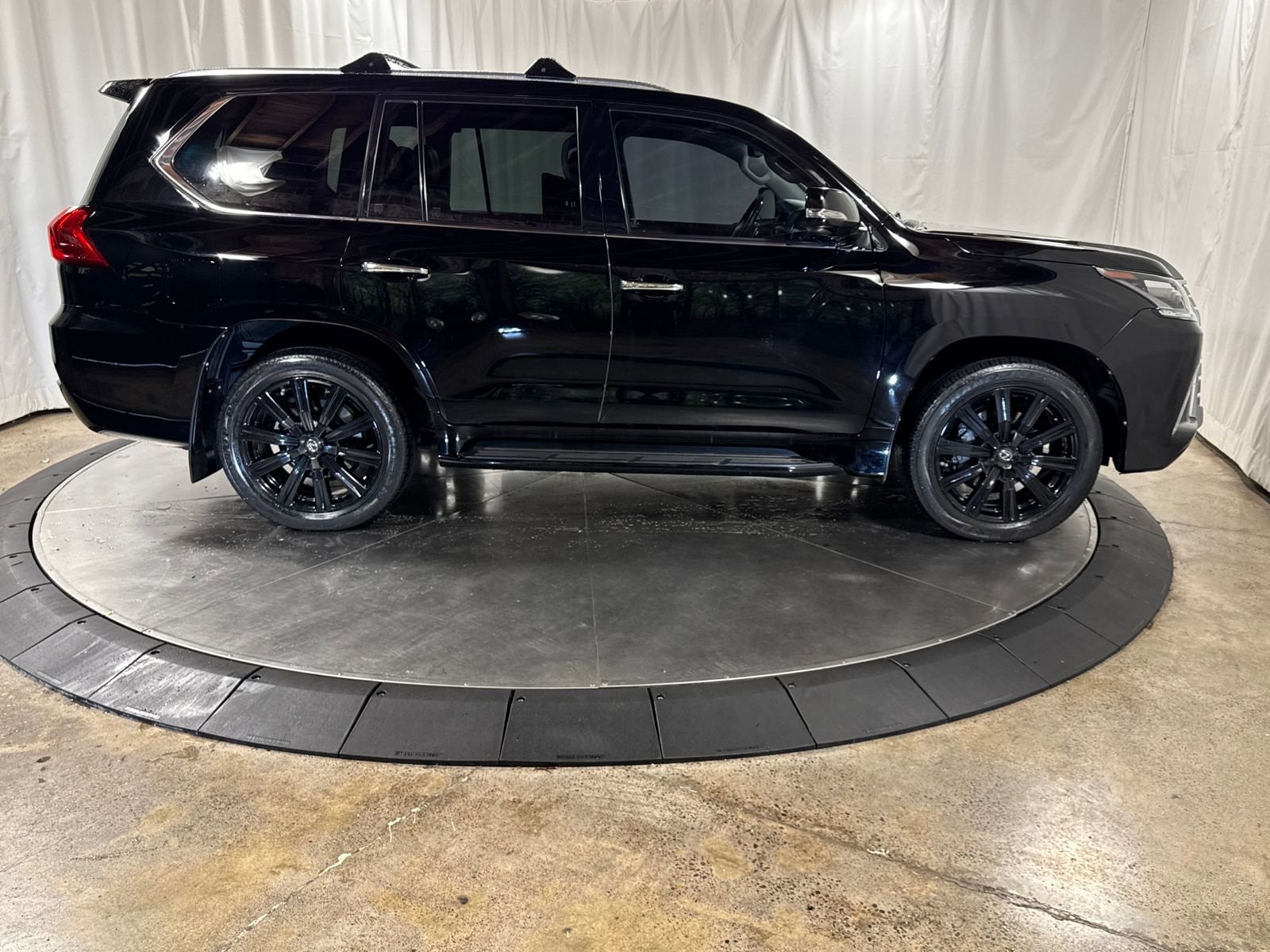 Used 2018 Lexus LX 570 4WD w/ Luxury Package image 9