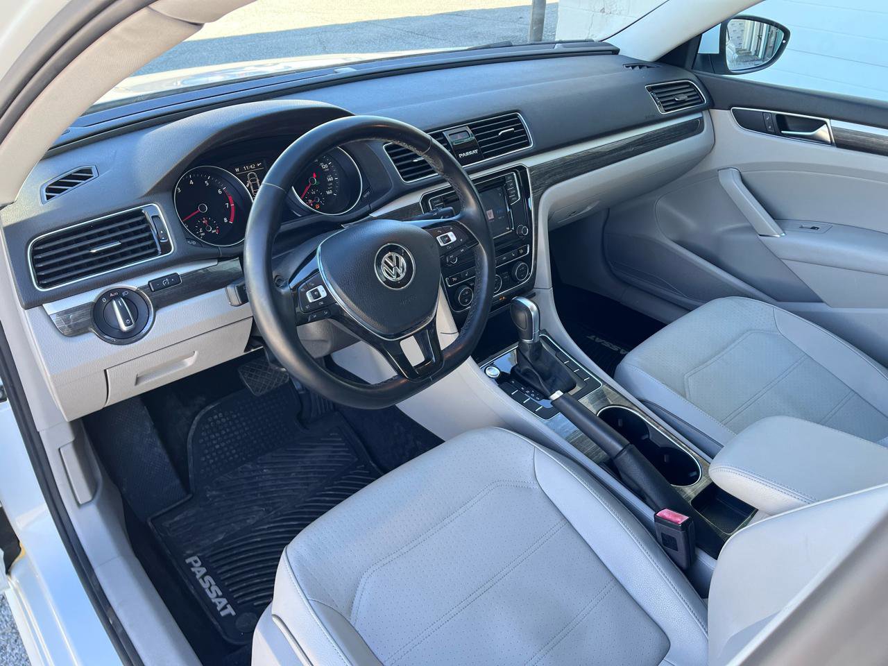 Used 2018 Volkswagen Passat 2.0T SE FWD image 22