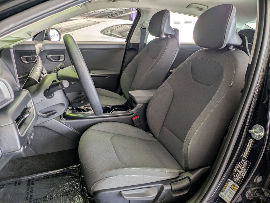 Used 2025 Kia K4 LXS image 23
