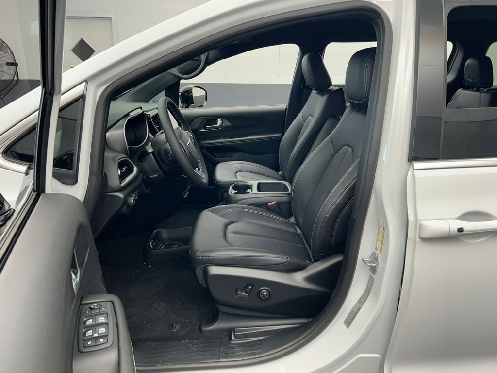 New 2026 Chrysler Voyager LX image 10