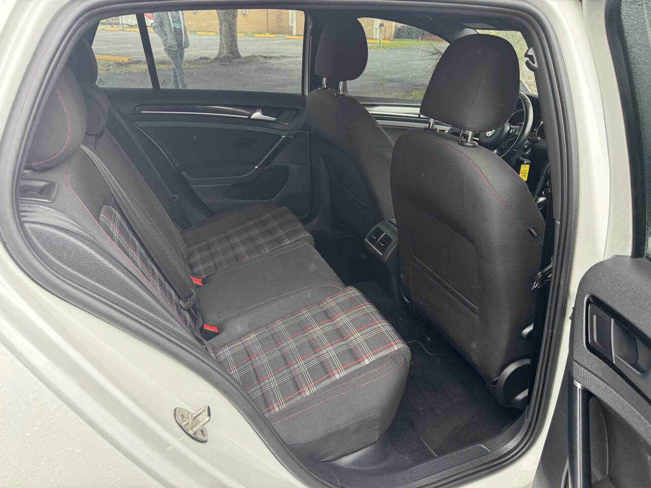 Used 2017 Volkswagen GTI SE image 8