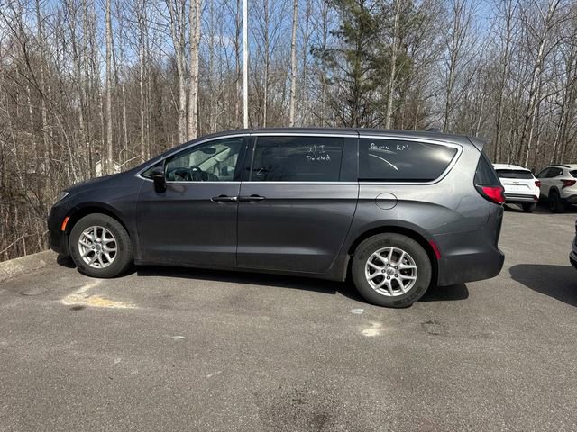 Used 2023 Chrysler Pacifica Touring-L image 7