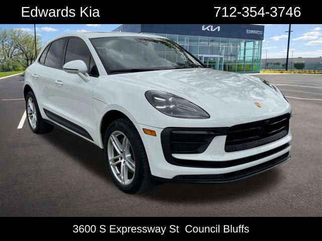 Used 2022 Porsche Macan AWD/4WD image 1