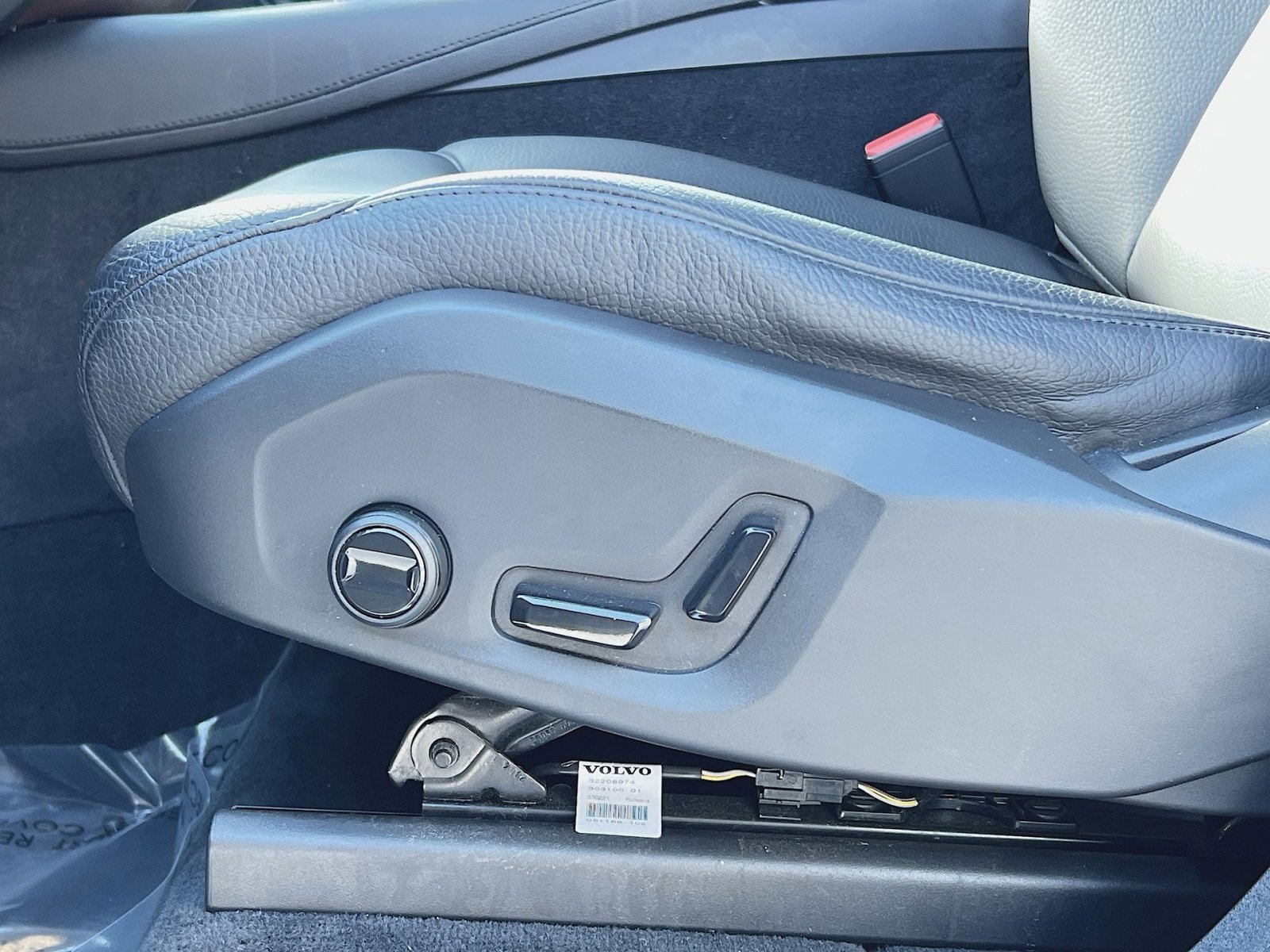 Used 2023 Volvo XC90 B6 Plus w/ Protection Package Premier image 14