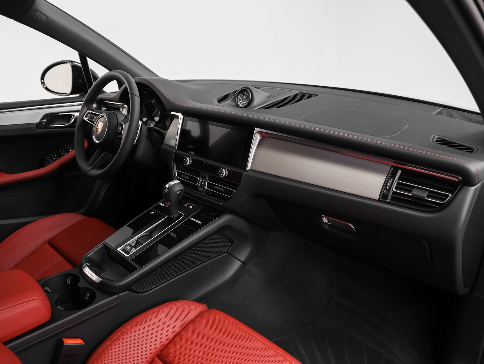 Used 2025 Porsche Macan image 21