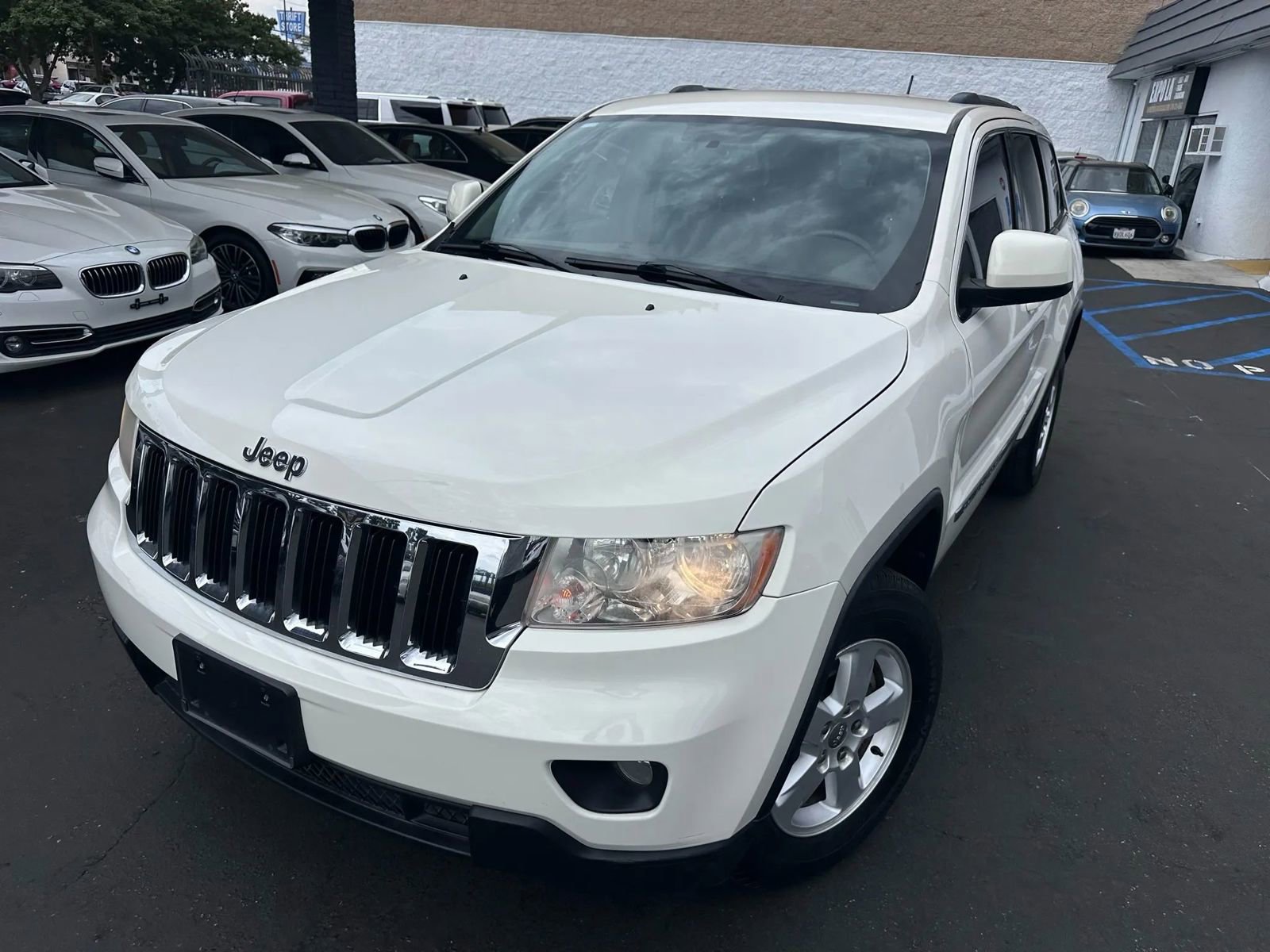 Used 2012 Jeep Grand Cherokee Laredo w/ Laredo E Group image 2