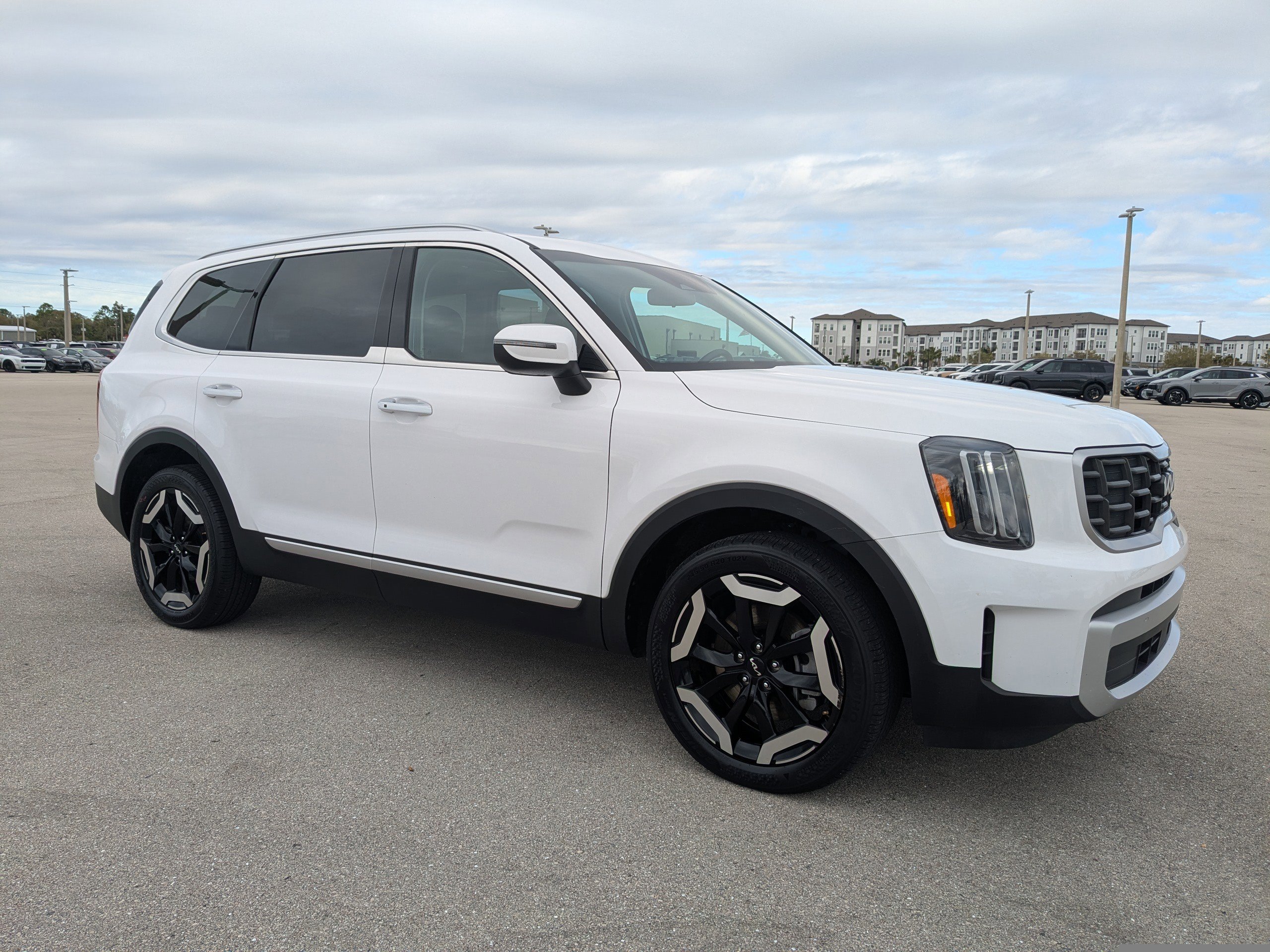 Certified 2025 Kia Telluride S image 2