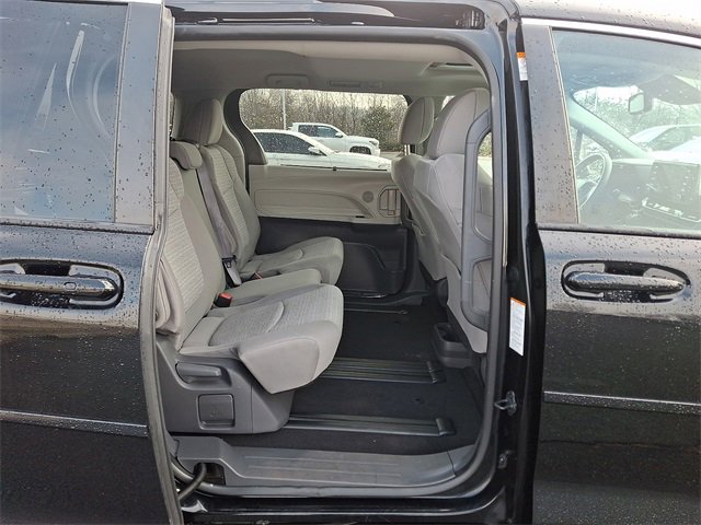 Used 2021 Toyota Sienna LE w/ LE Plus Package image 10