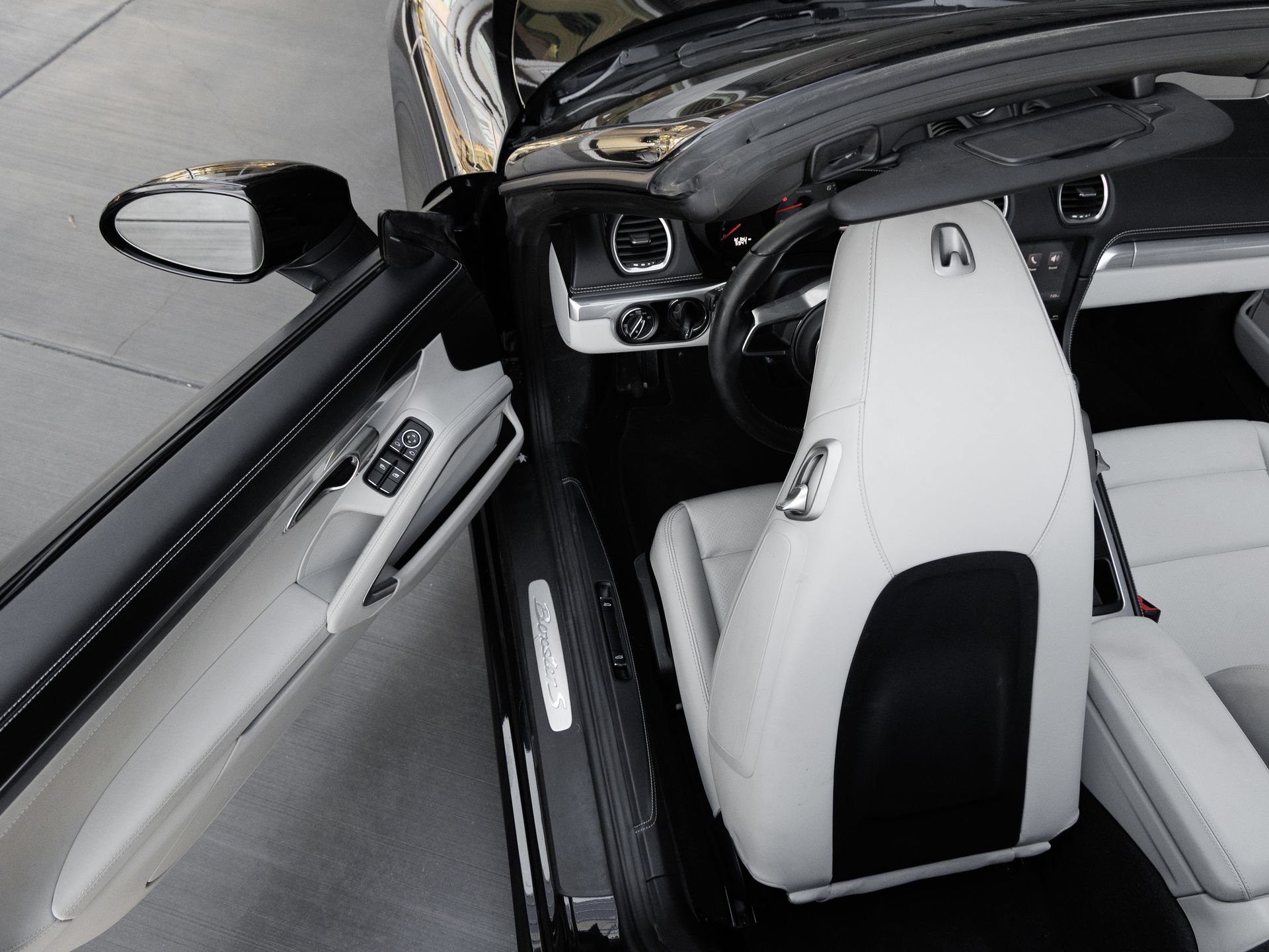 Certified 2025 Porsche 718 Boxster S RWD image 16
