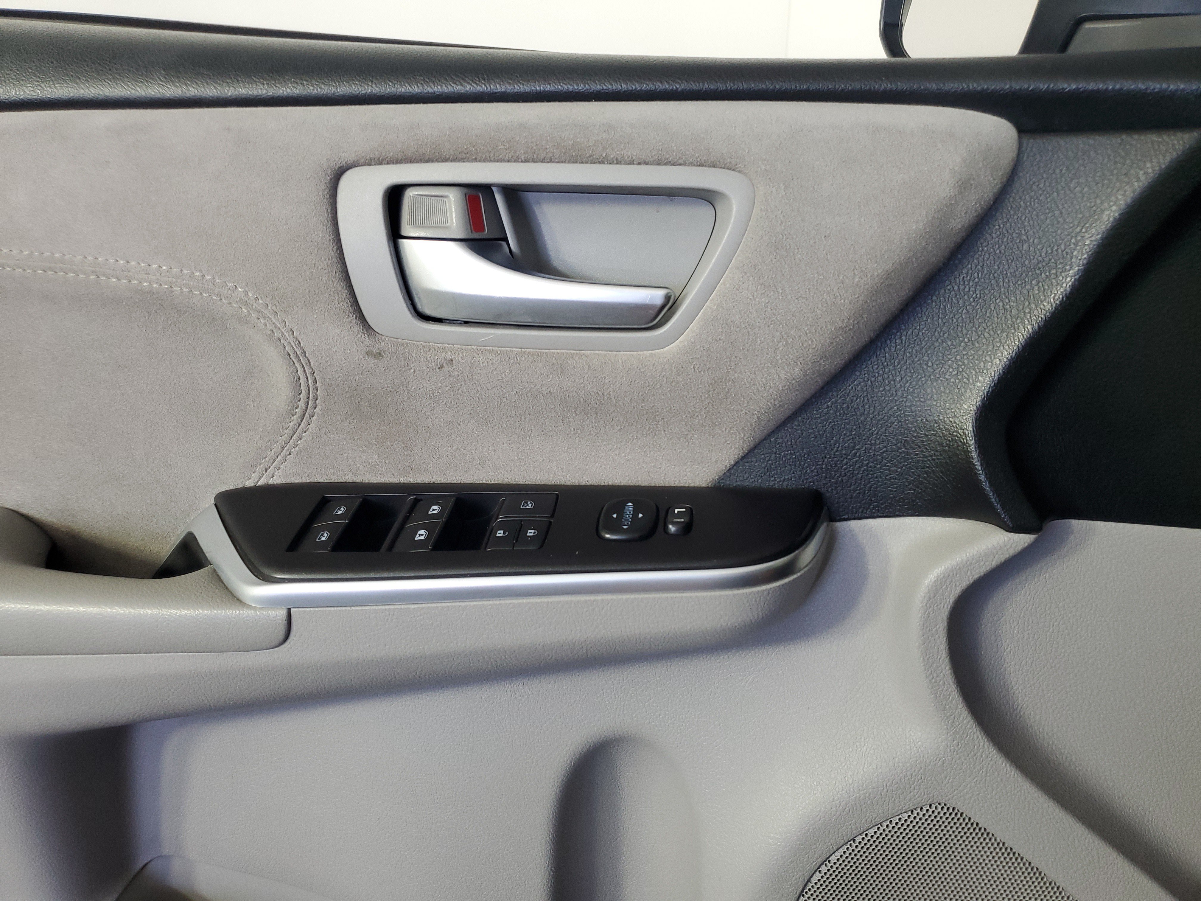 Used 2017 Toyota Camry XSE w/ Moonroof Package FWD image 28