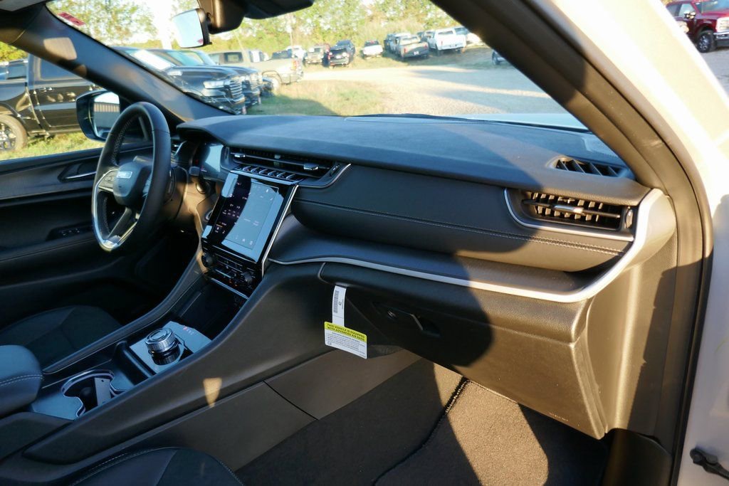 New 2025 Jeep Grand Cherokee Altitude AWD/4WD image 10