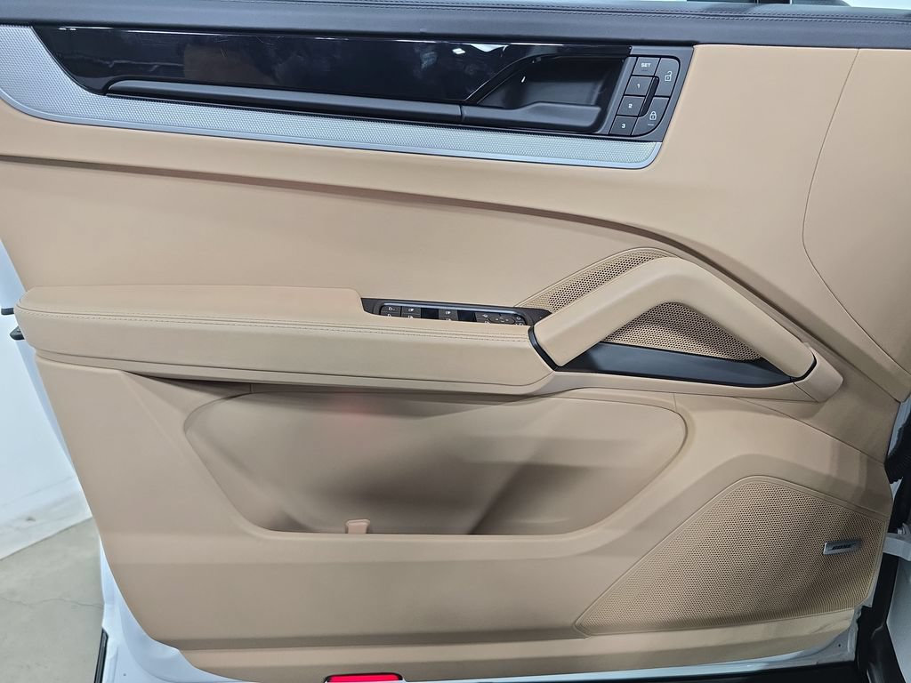 Certified 2024 Porsche Cayenne AWD/4WD image 22