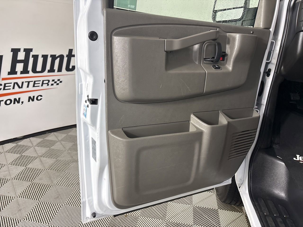 Used 2024 Chevrolet Express 3500 LT w/ LT Preferred Equipment Group image 8