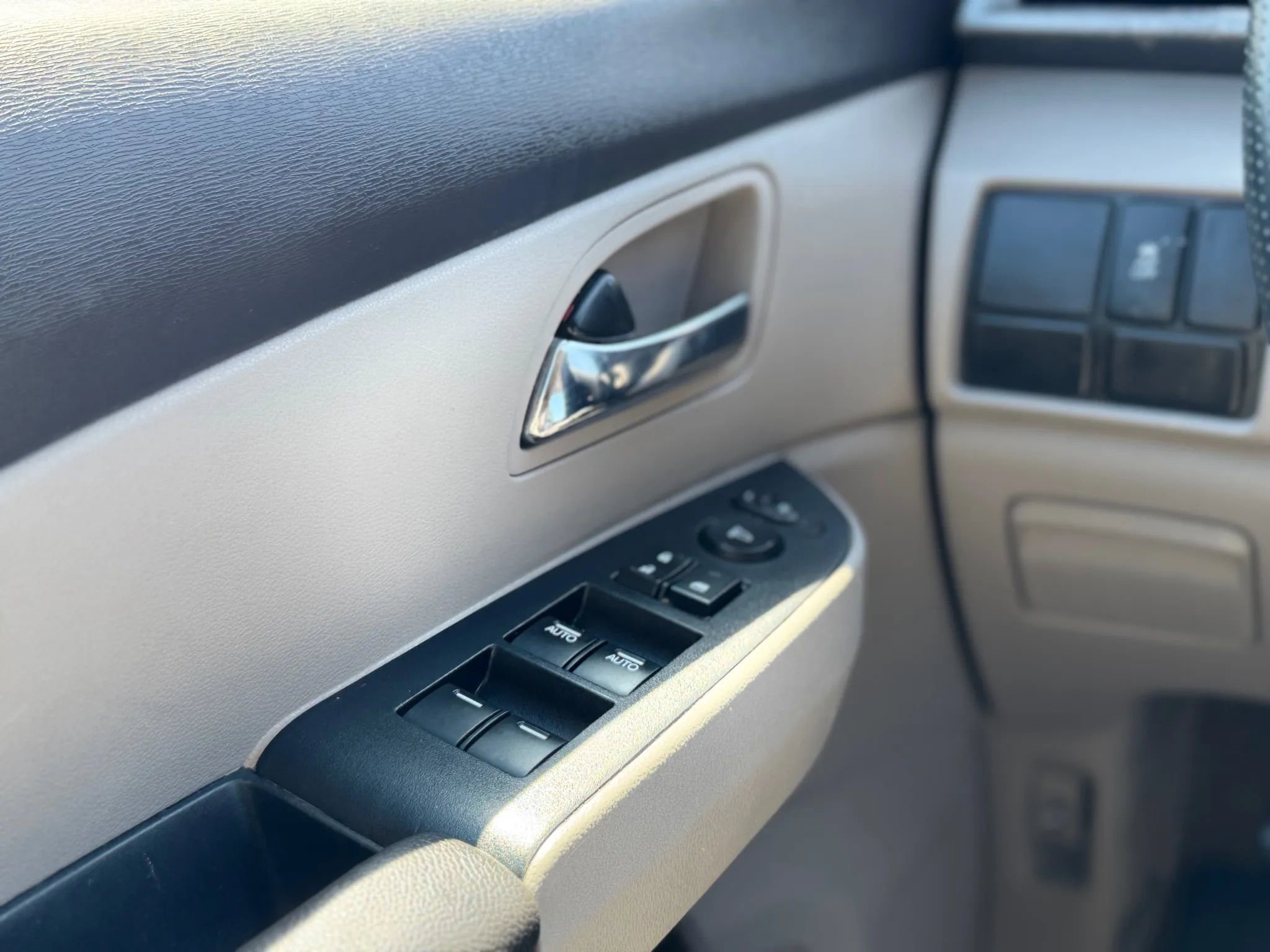 Used 2015 Honda Odyssey LX image 18