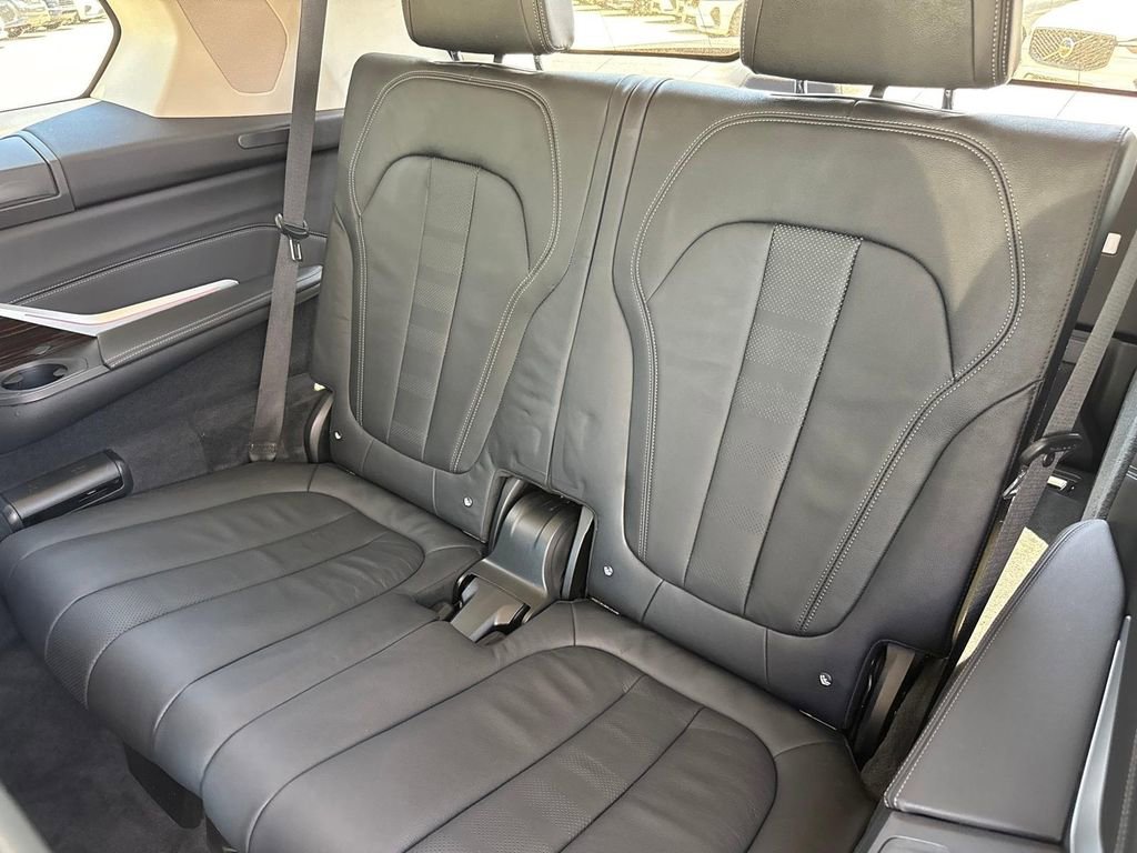 Used 2021 BMW X7 xDrive40i w/ Premium Package AWD/4WD image 9