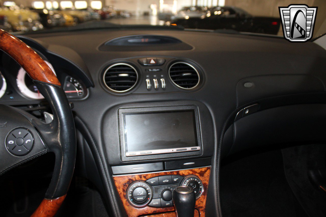 Used 2011 Mercedes-Benz SL 550 image 23