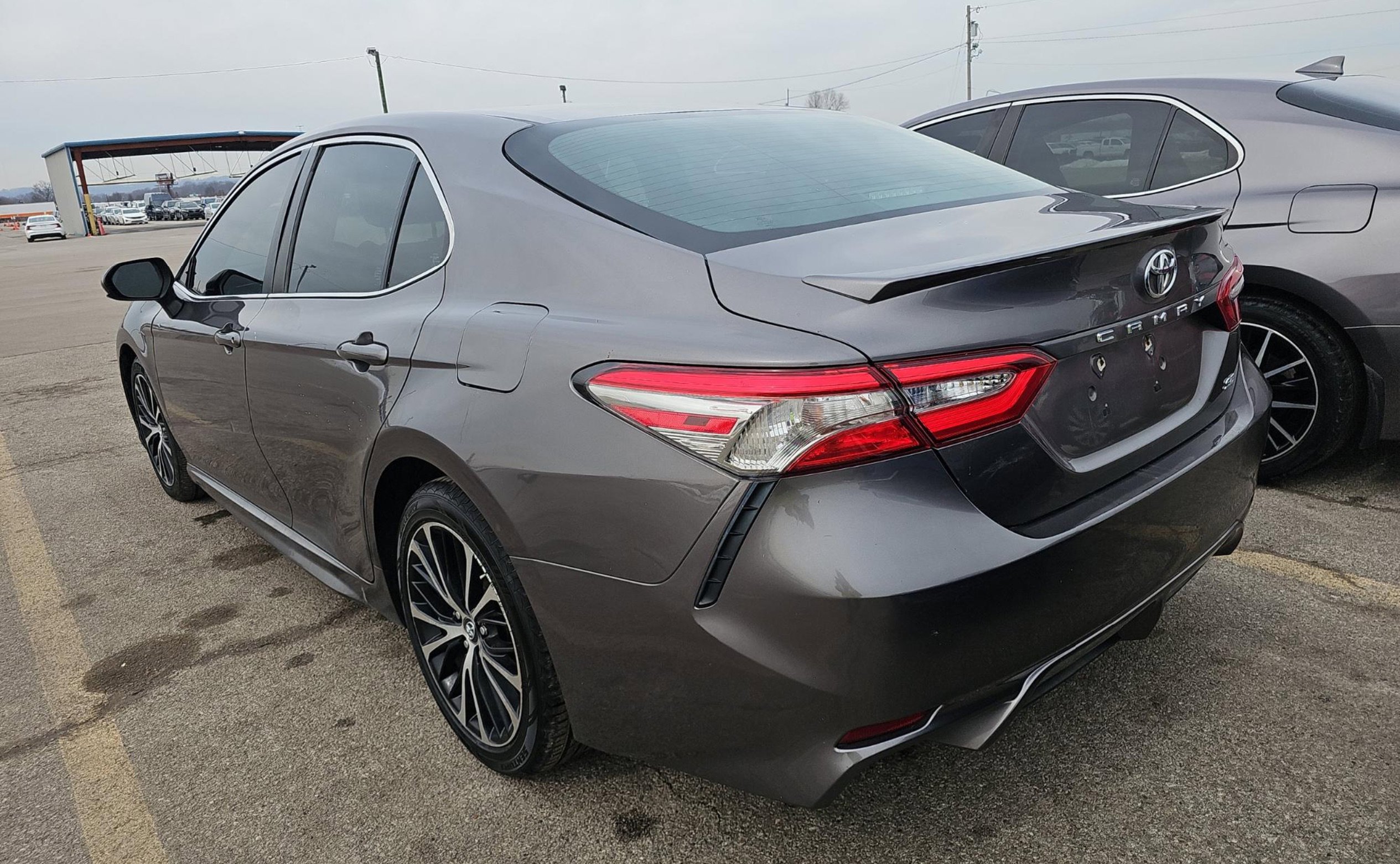 Used 2018 Toyota Camry SE image 4