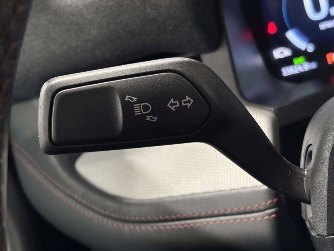 Used 2025 Ford Explorer Active AWD/4WD image 38