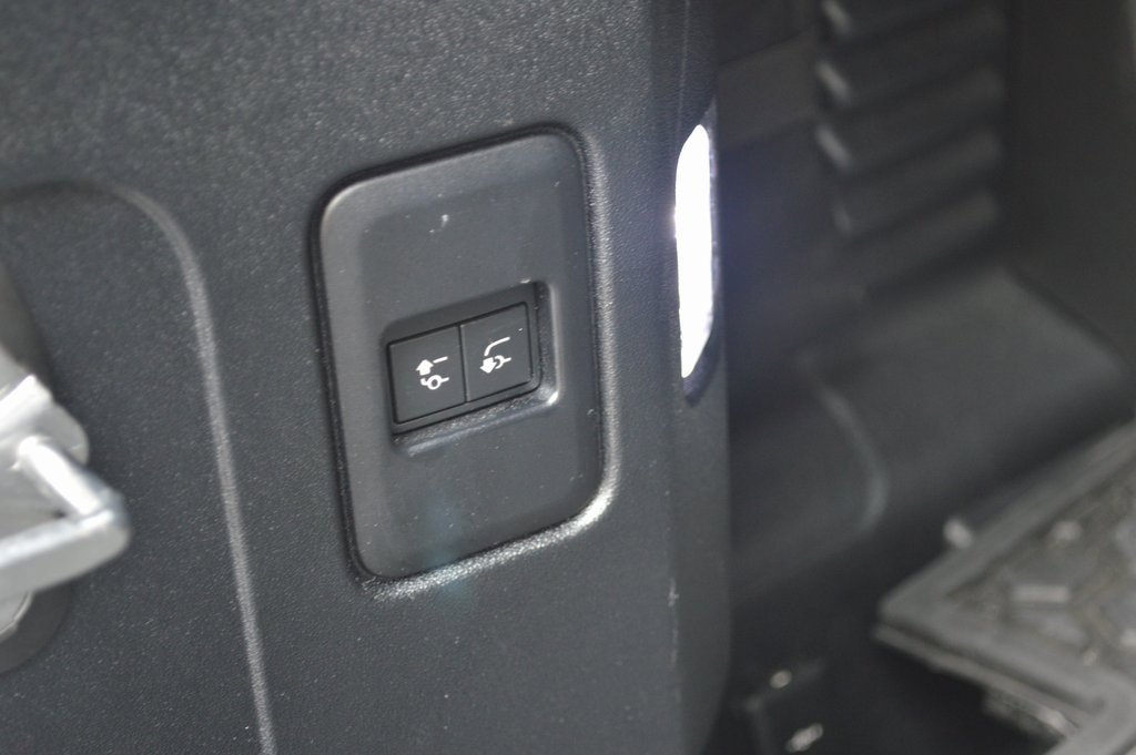 Used 2024 Land Rover Defender 90 X-Dynamic SE image 39