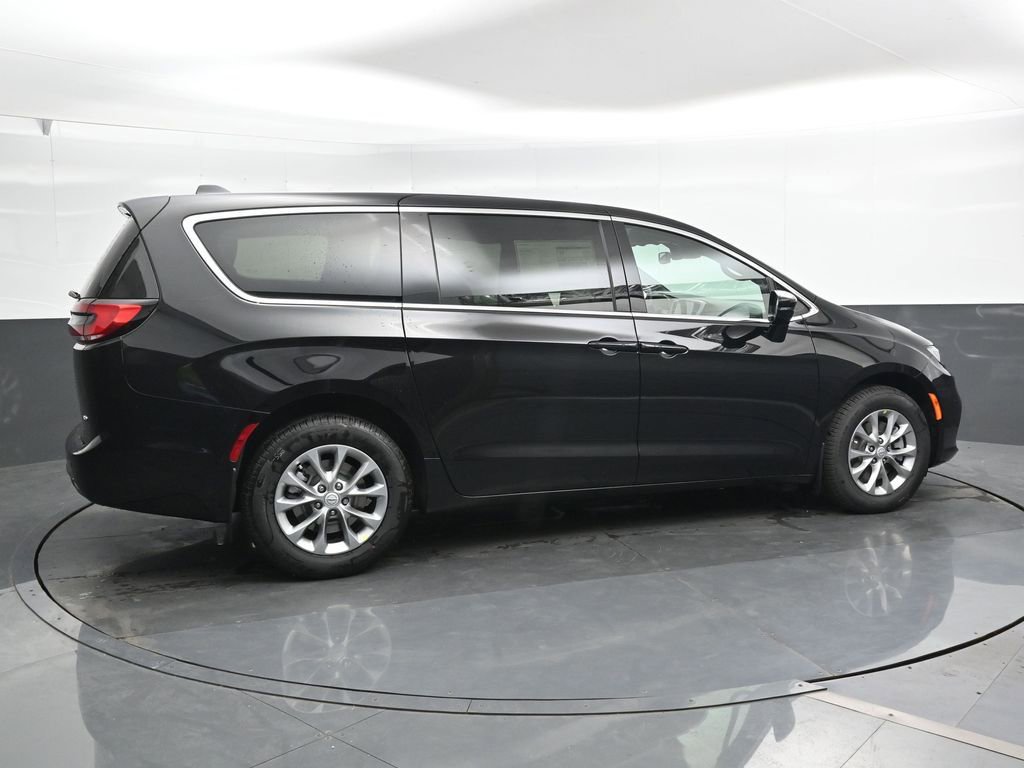 New 2026 Chrysler Pacifica Select image 2