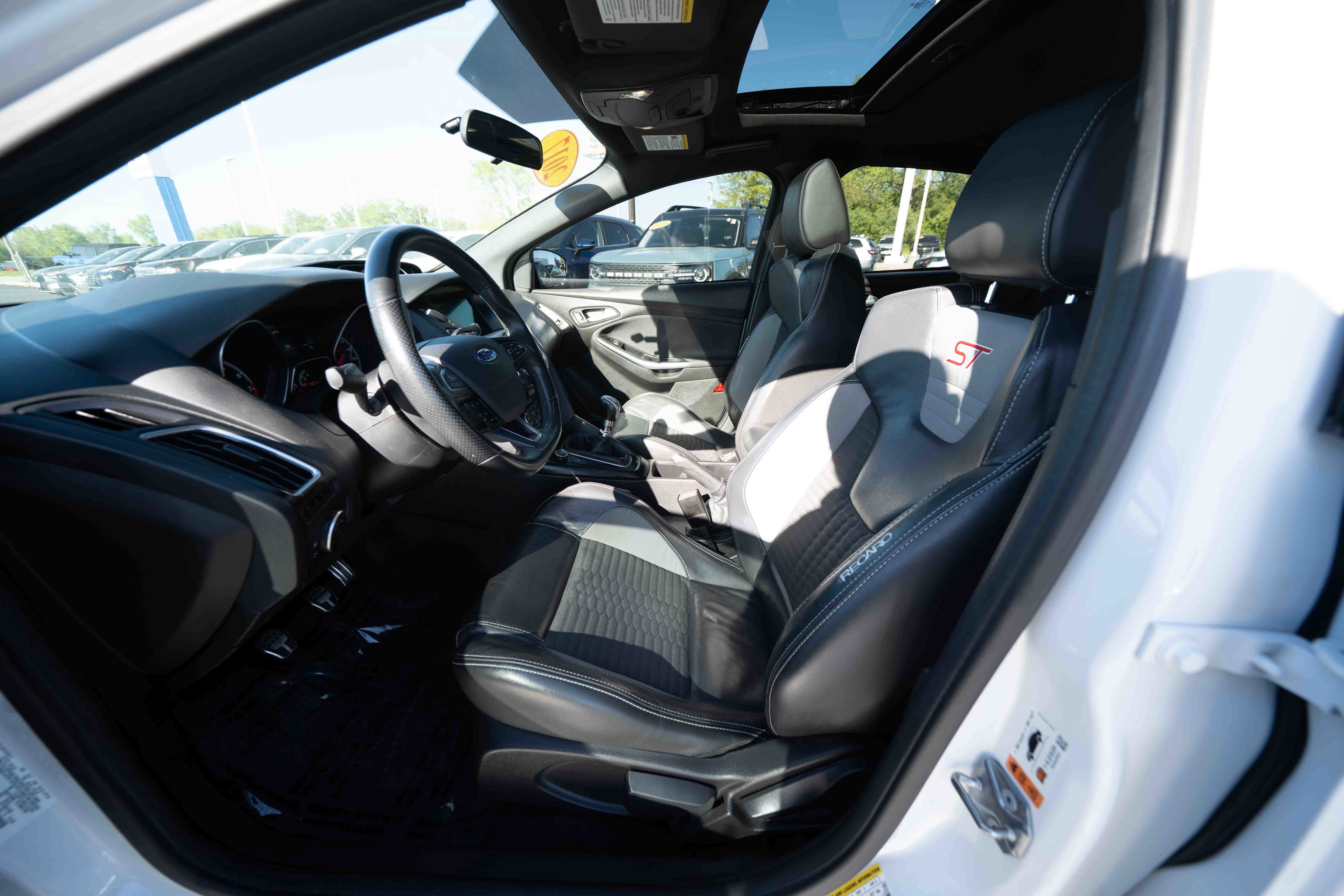 Used 2017 Ford Focus ST w/ Equipment Group 401A FWD image 9