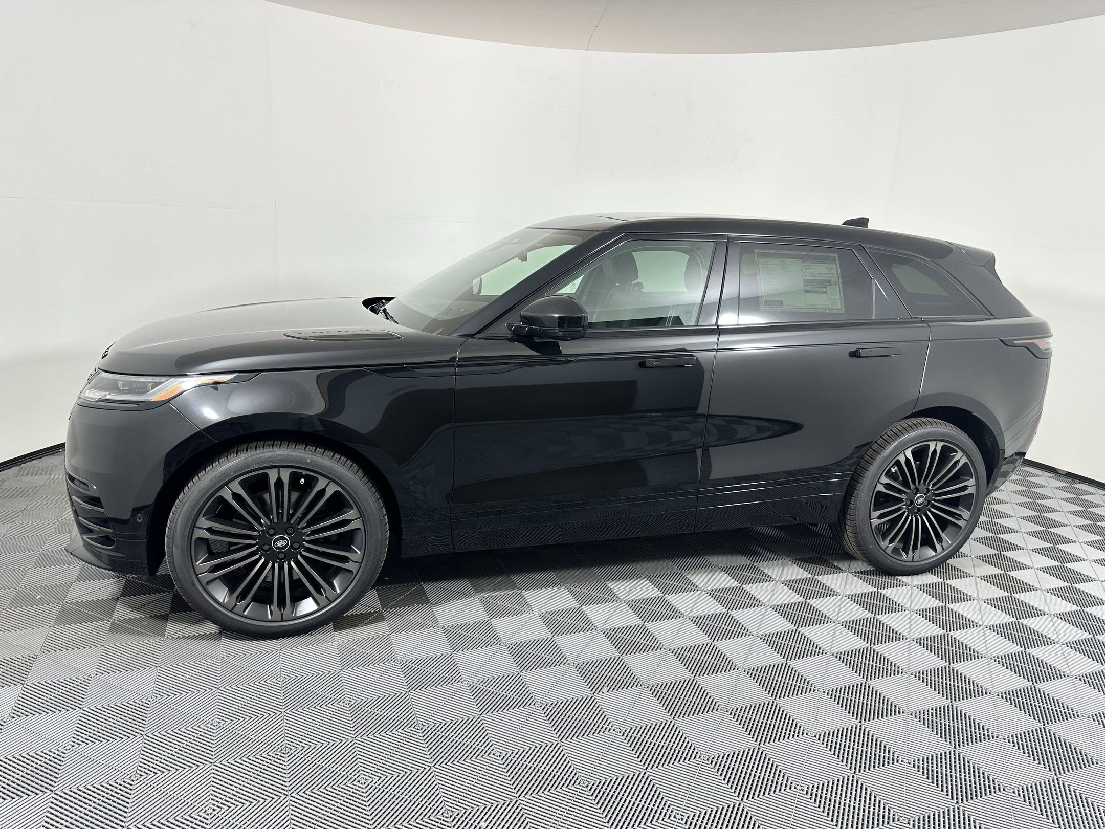 New 2026 Land Rover Range Rover Velar Dynamic SE image 2
