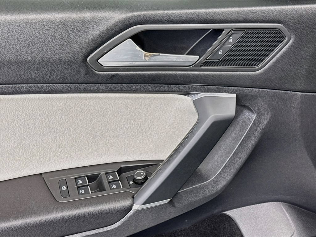 Used 2020 Volkswagen Tiguan SE AWD/4WD image 21