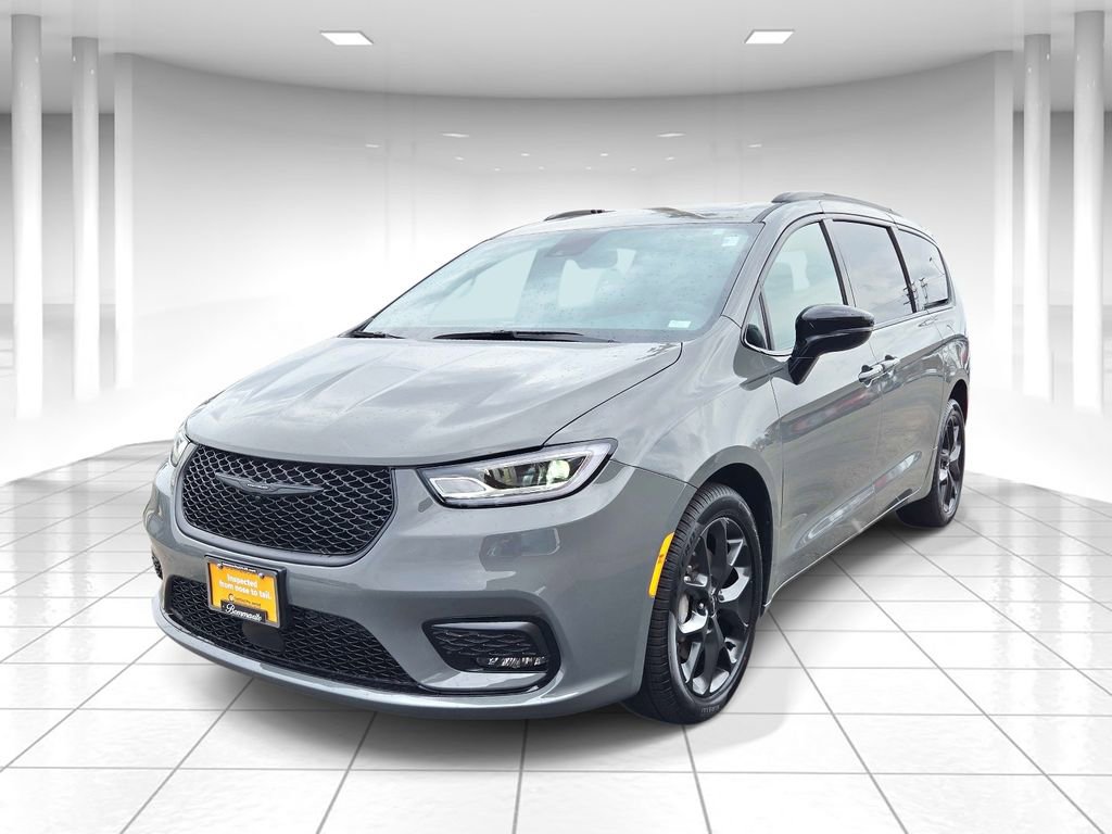 Used 2023 Chrysler Pacifica Limited w/ Uconnect Theater Family Group image 7