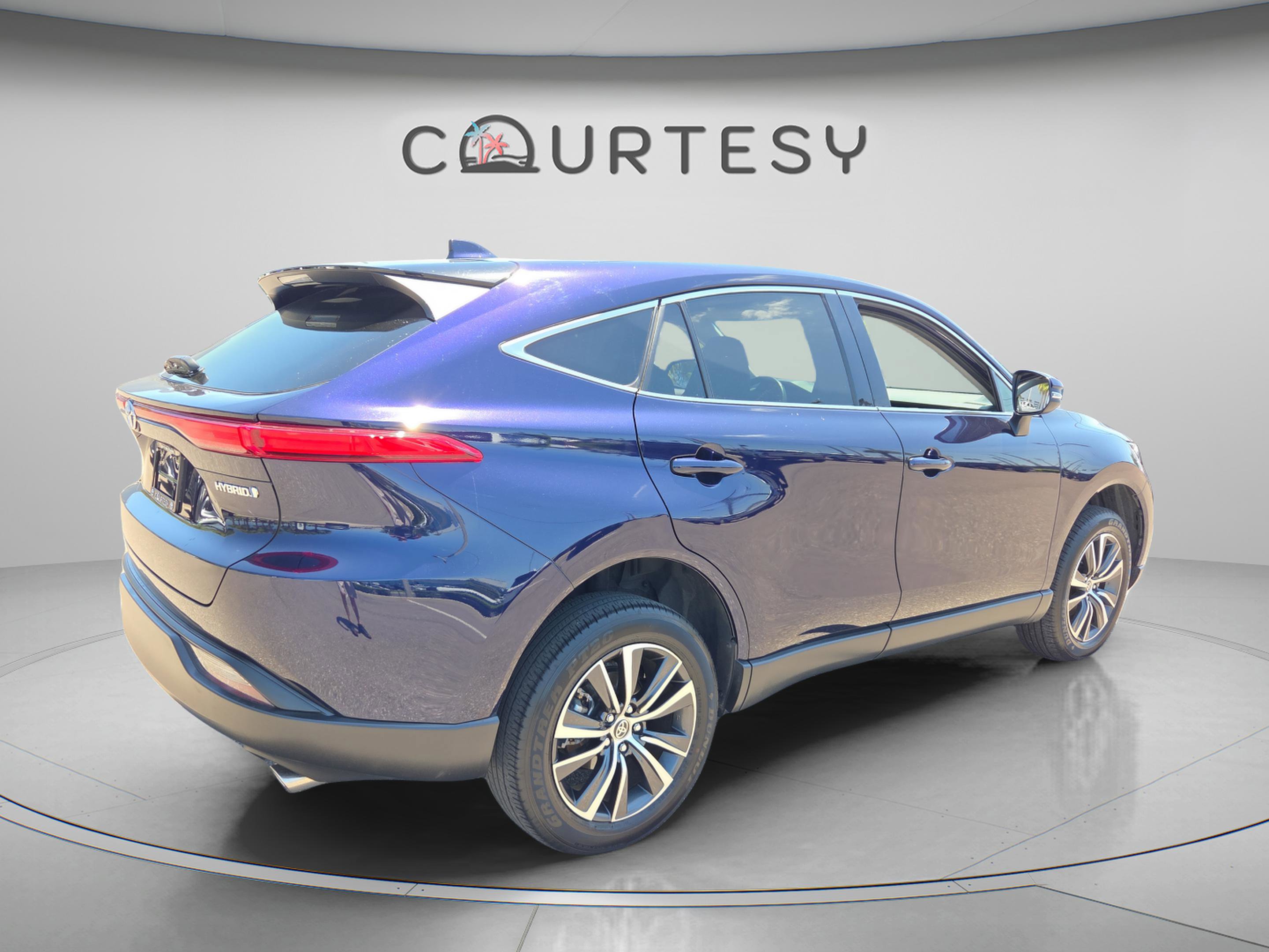 Certified 2022 Toyota Venza LE image 5