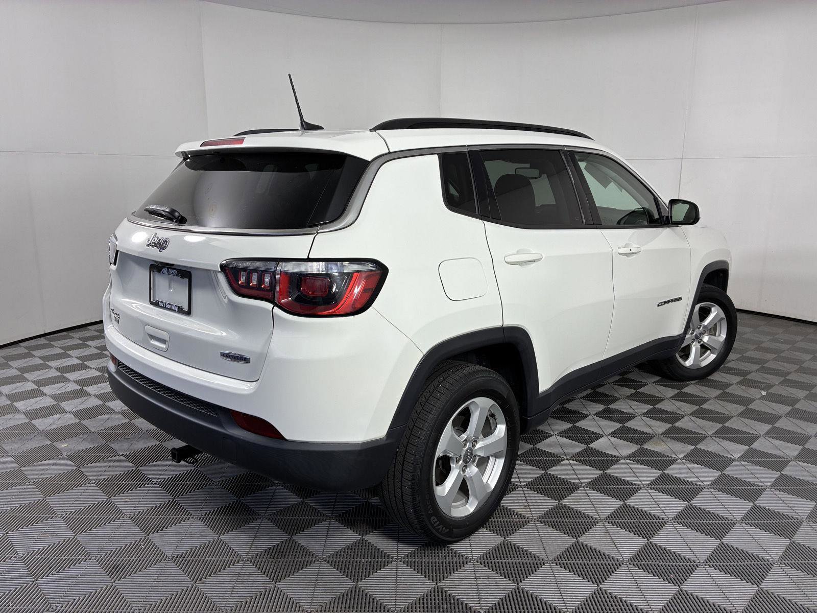 Used 2018 Jeep Compass Latitude w/ Popular Equipment Group AWD/4WD image 4
