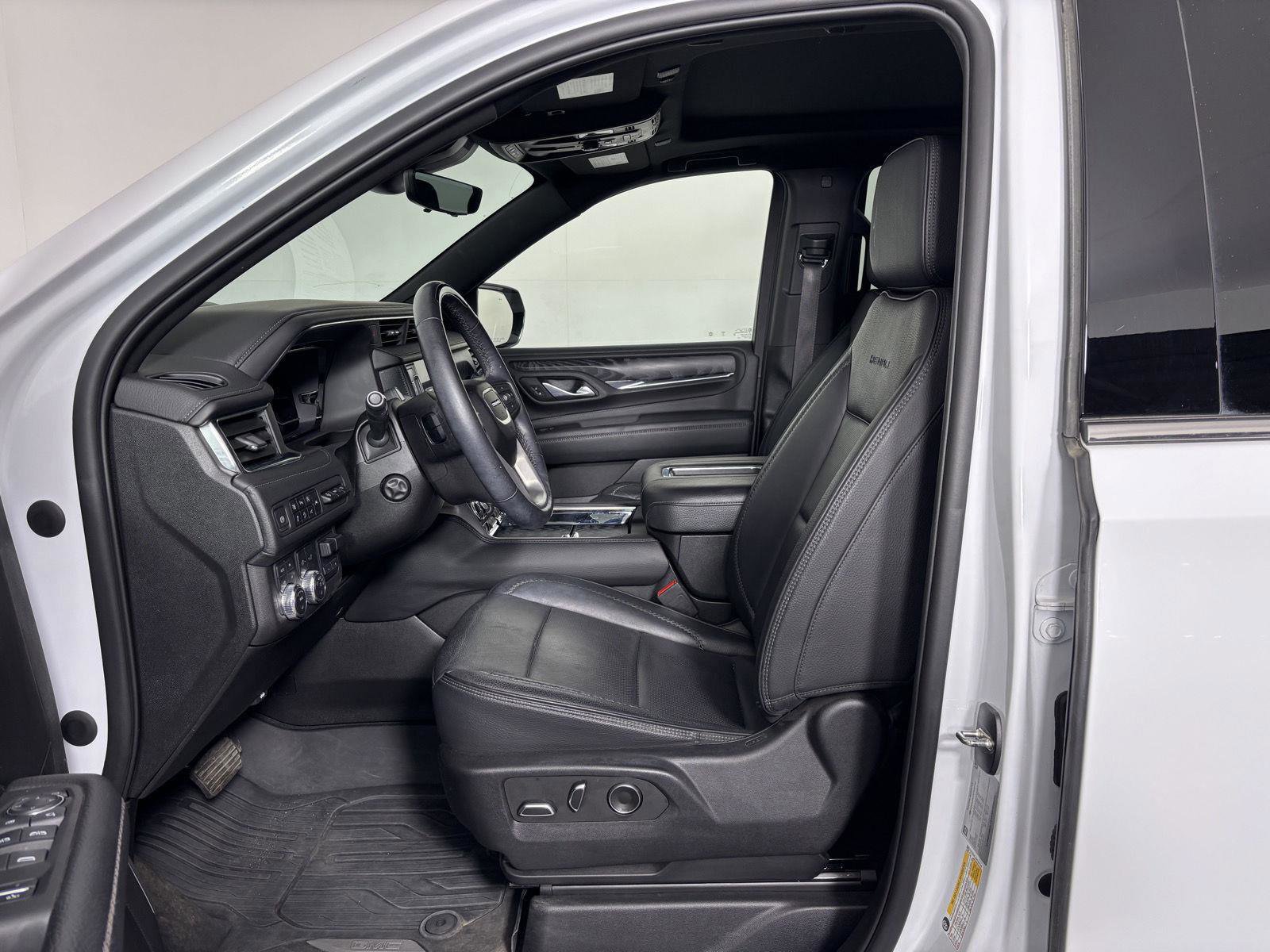 Used 2023 GMC Yukon Denali w/ Advanced Technology Package image 12