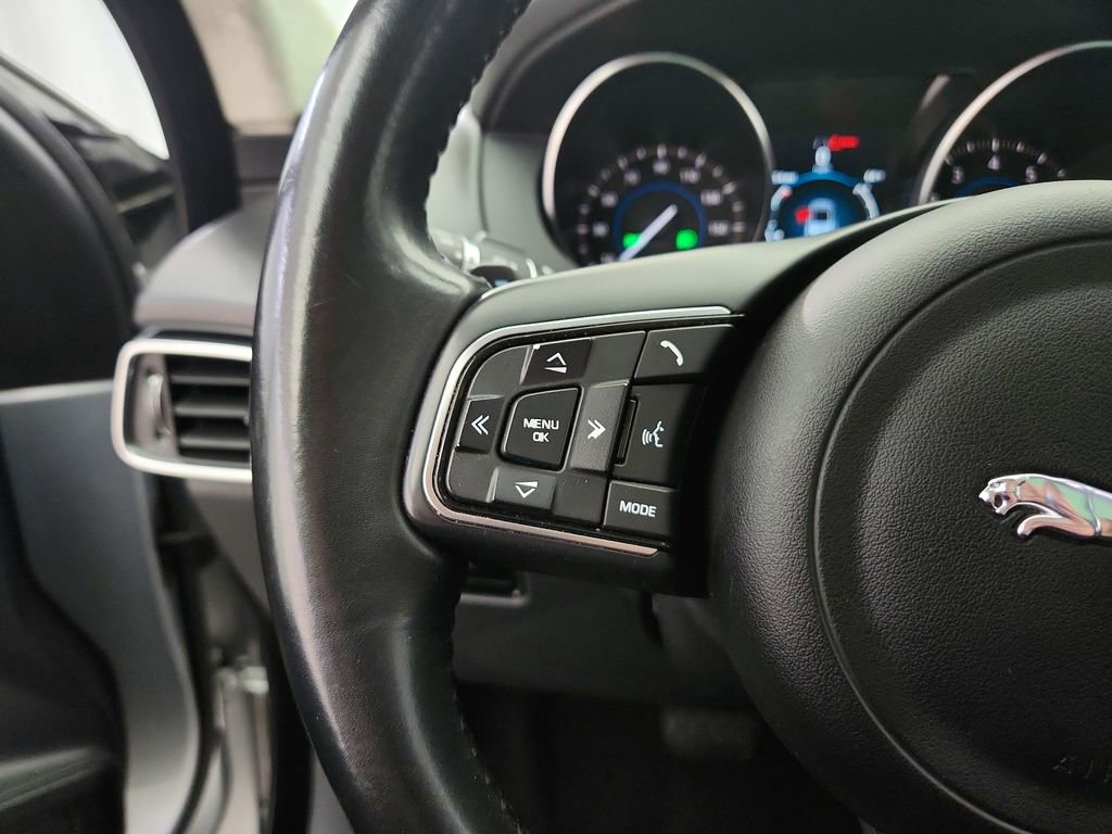 Used 2020 Jaguar F-PACE Premium image 20