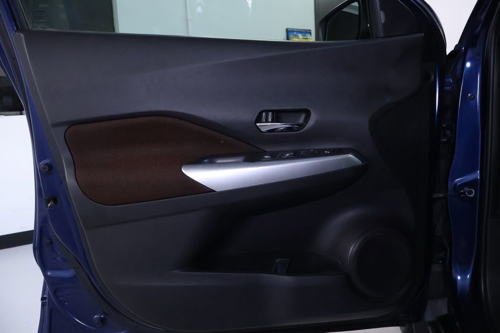 Used 2020 Nissan Kicks SR w/ Exterior Package image 11